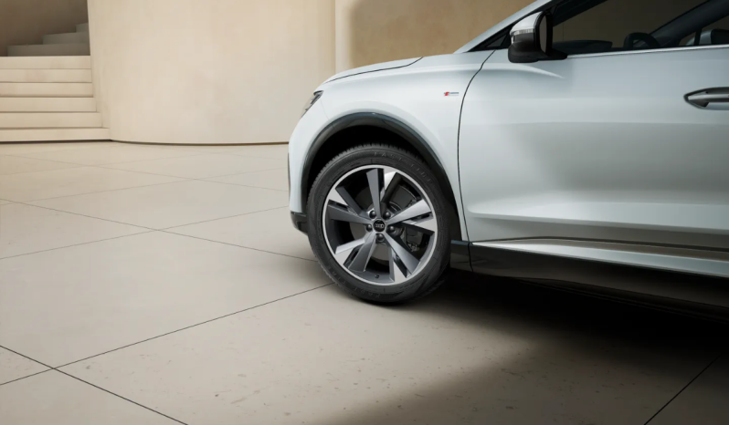 
								Audi Q4 Genuine edition 45 e-tron 210,00 kW 77,0 kWh full									